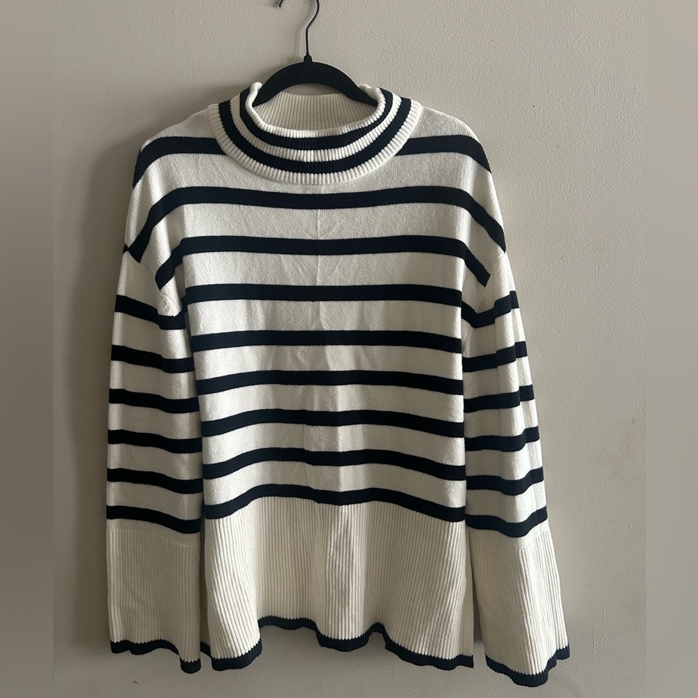 ZesicavStriped Black & White Crewneck Sweater Size L